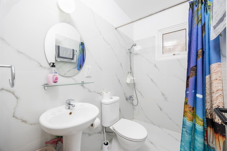 Room 2, GE Harbour Apartments 12
