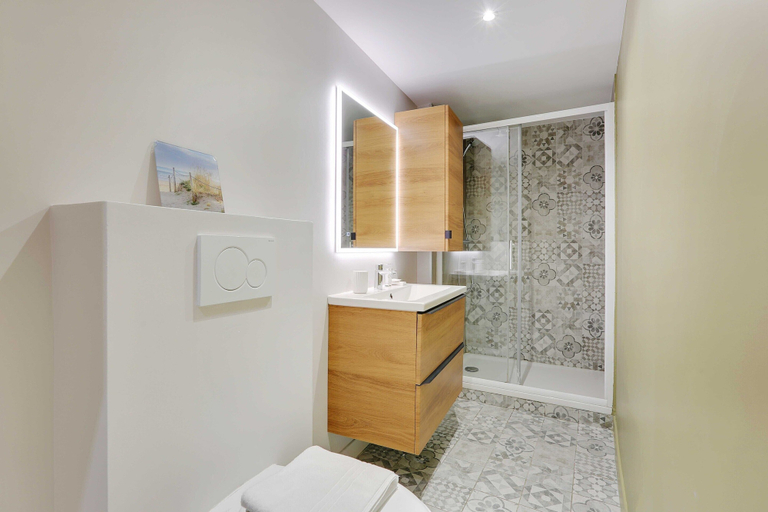Bathroom 3, Wonderful Apartment - 1br/5p - Sacre Coeur / Ramey, Paris
