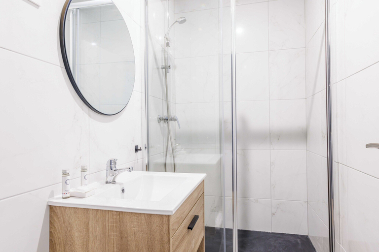Bathroom 3, Chic Apartment - 2br/6p - Jardin du Luxembourg, Paris