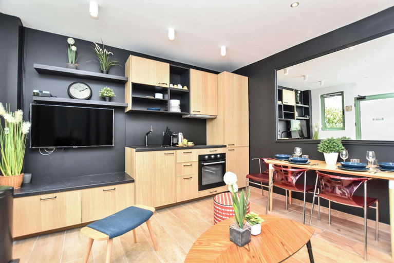 Private kitchen 3, Cosy Apartment for 10 People, Paris