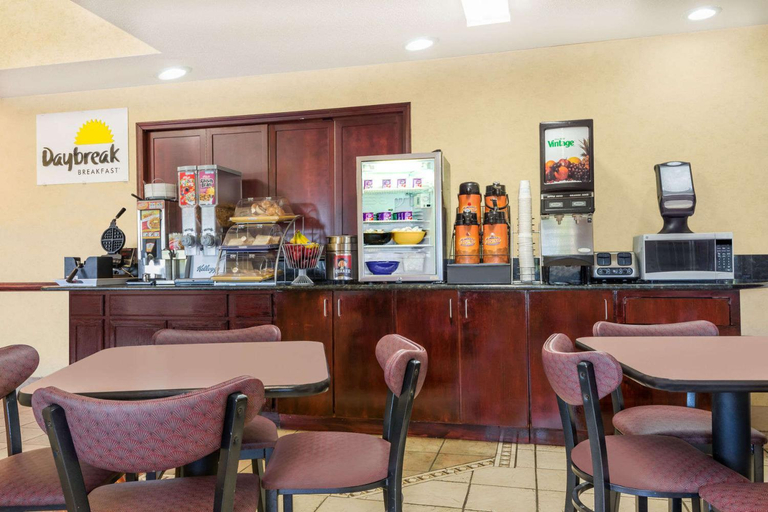 Food & Drinks, Days Inn By Wyndham Norton, Norton