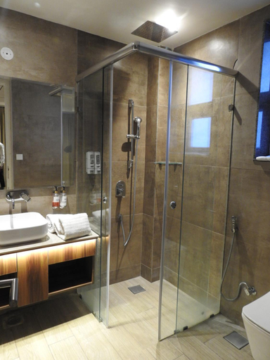 Bathroom 5, Sapphire Sky Hotel, Dehradun