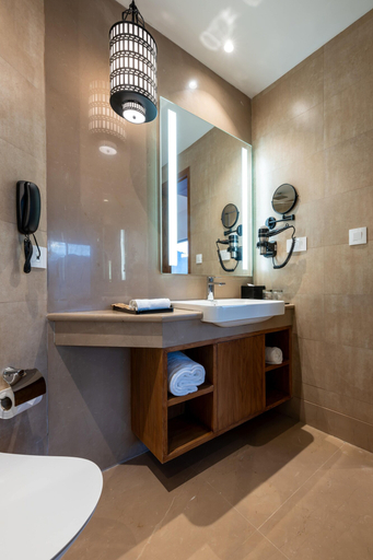 Bathroom 5, Charmwood Hotel, Leh