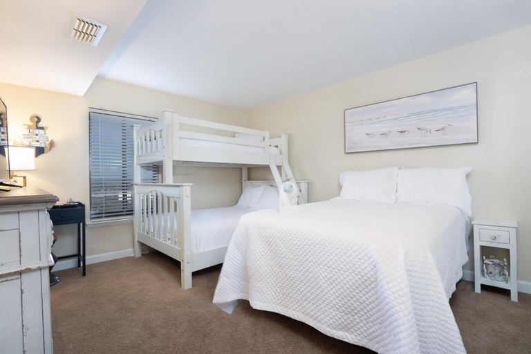 Bedroom 2, The Breakers 73, Baldwin