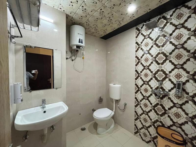 Bathroom 5, Hotel Kavana, Varanasi