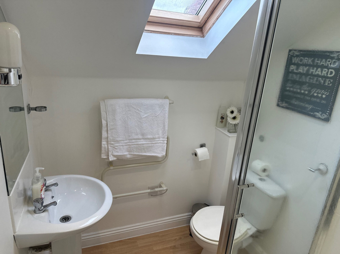 Bathroom 5, Welbury Studio, Sleeps 2, Pet Friendly & Parking, North Yorkshire