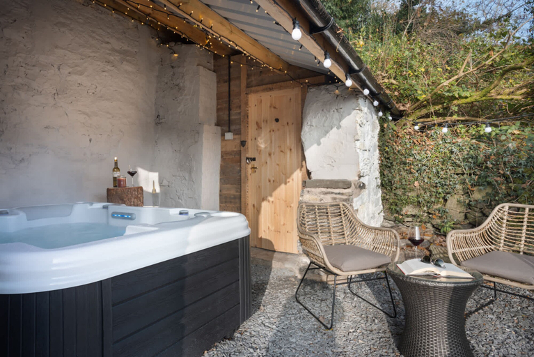 Room 2, Mead Cottage in Lindale, Cumbria