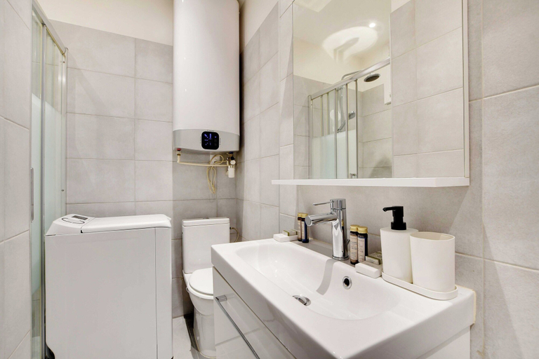 Bathroom, Cozy Apartment - Parc des Princes, Paris