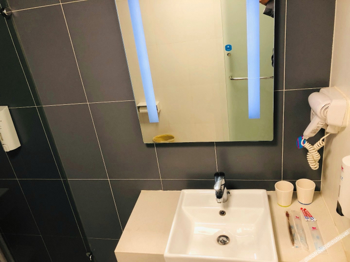 Bathroom 3, HanTing Hotel (Beijing Jiugong), Beijing