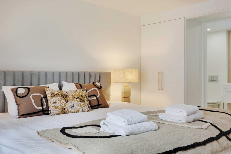 Others 4, Elegant Apartment - 2bd/6p - Avenue Montaigne, Paris