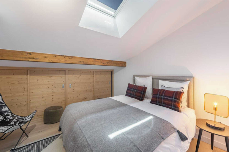 Room 5, 4 Bedroom Duplex With Large Balcony and Parking, Haute-Savoie