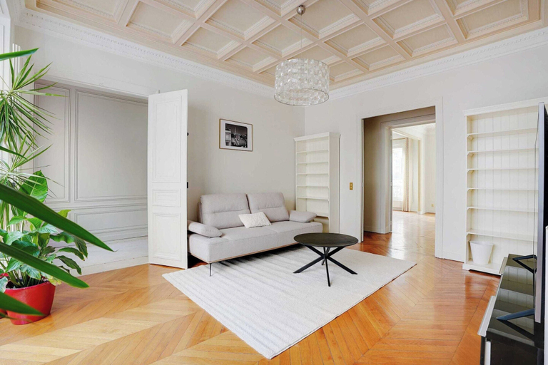 Living area 3, Splendid Spacious Apartment - Trocadero, Paris