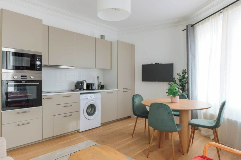 Private kitchen 2, Eclectic Apartment - 2br/6p - Place de la Nation, Paris