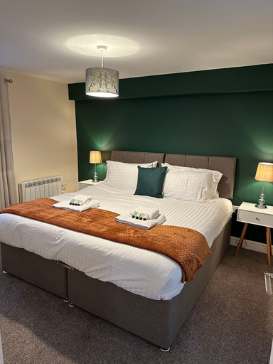 Room 3, Orange Lilly in Stroud, Gloucestershire