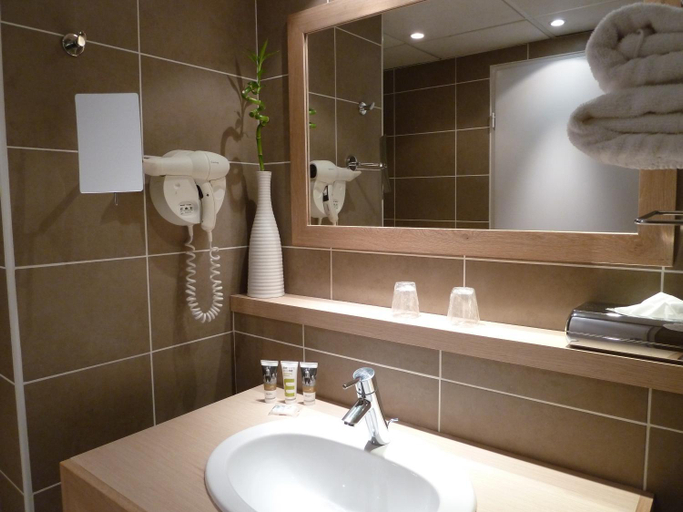 Bathroom 28