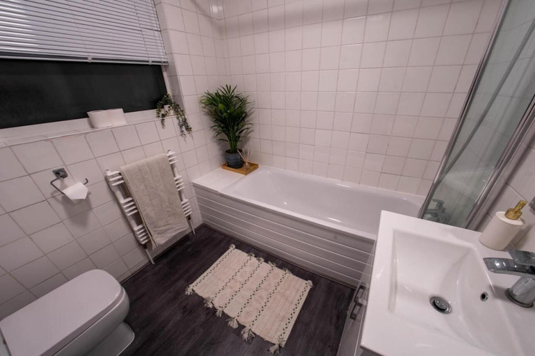 Bathroom, Apartment-sleeps4-parking-balcony, London