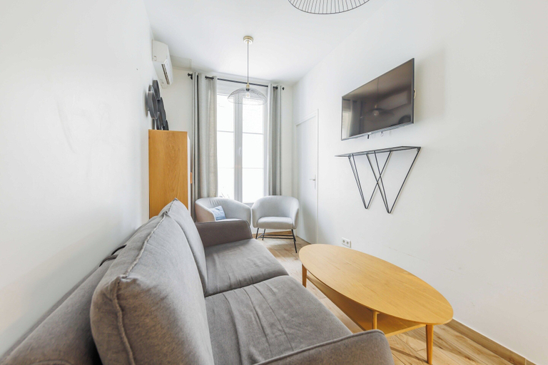 Living area 2, Serenity Near Saint-lazare Station, Paris