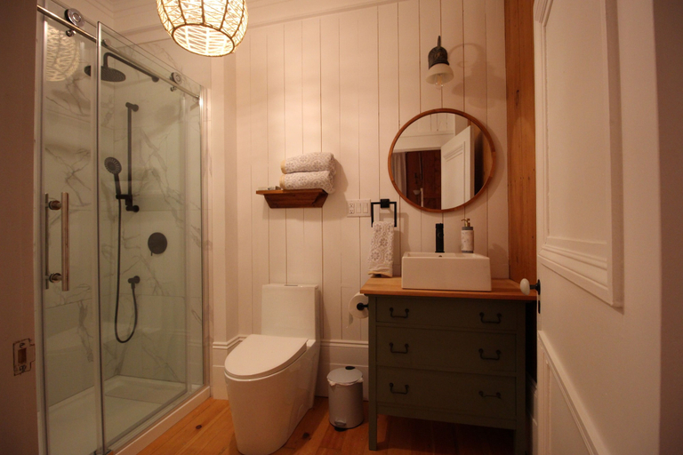 Bathroom 3, Auberge Comme au premier jour, Kamouraska