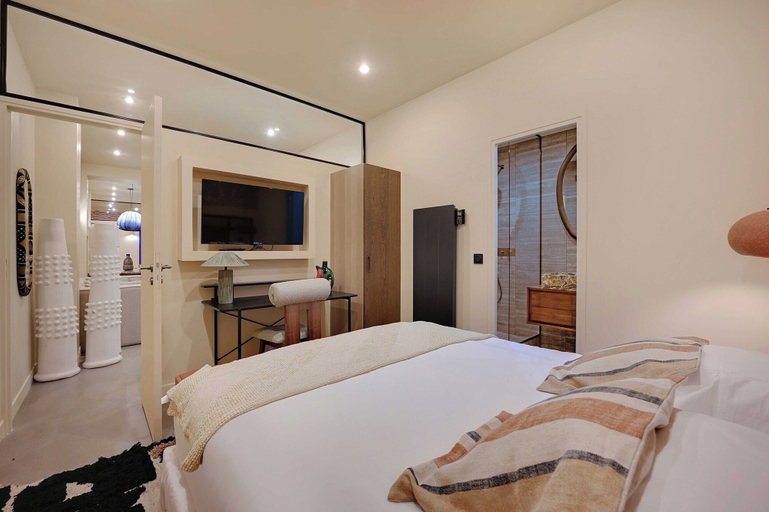 Room 5, Apartment With 4 Rooms for 8 People, Paris