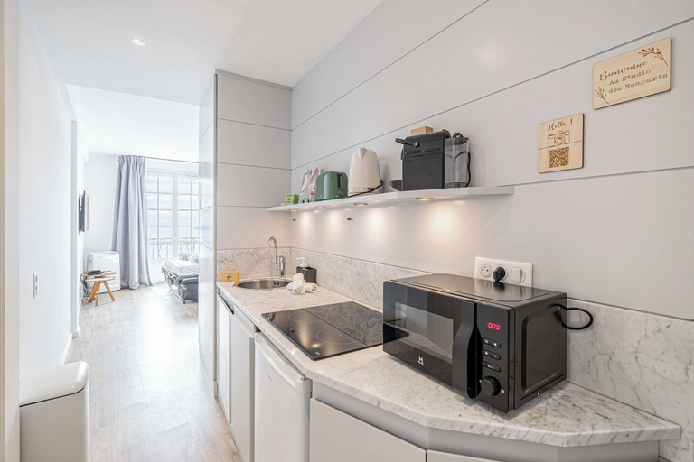 Private kitchen, Charming Appt - 1bd/4p- sea View - Antibes Centre, Alpes-Maritimes