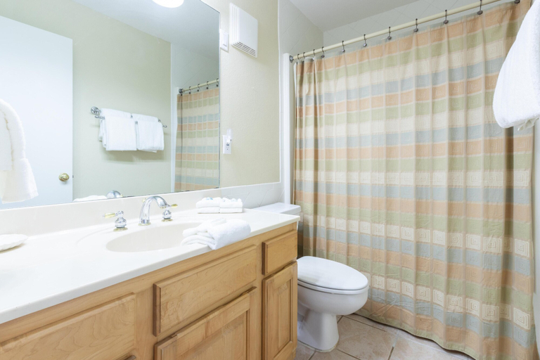 Bathroom 3, The Breakers 73, Baldwin