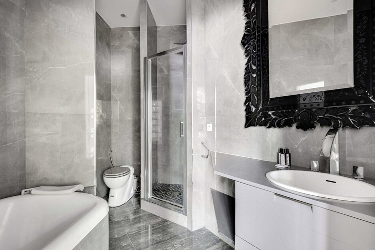 Bathroom 3, Magnificent Appt - 2bd/4p - Champs-elysees/alma, Paris