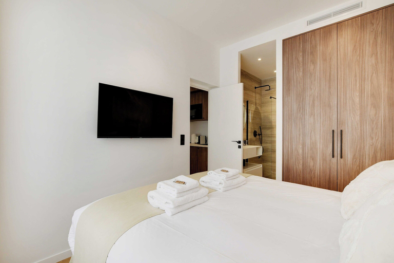 Bedroom 4, Newly Refurbished Flat in Heart of 18th District, Paris