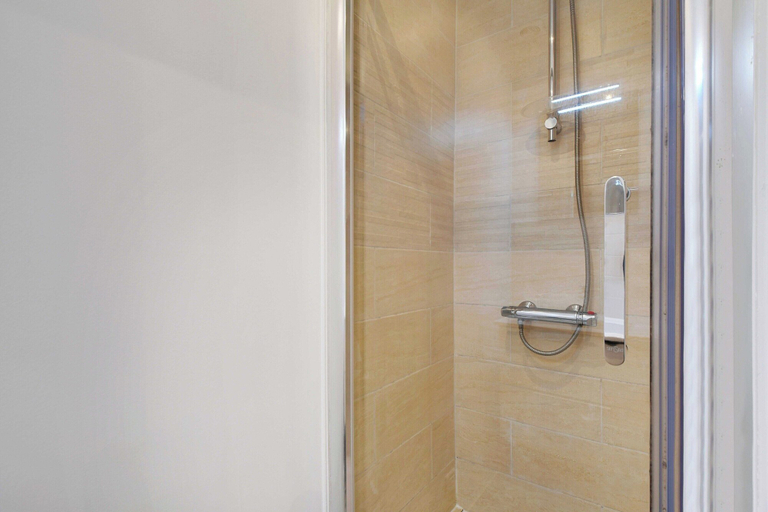 Bathroom 3, Charming Apartment - 2br/6p - Menilmontant, Paris