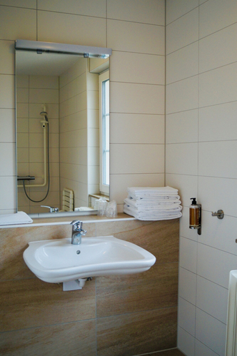 Bathroom 5, Hotel & Restaurant Pelikan, Sigmaringen