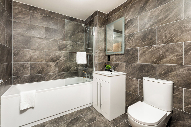 Bathroom 3, The Suites Inn Hotel, Dudley