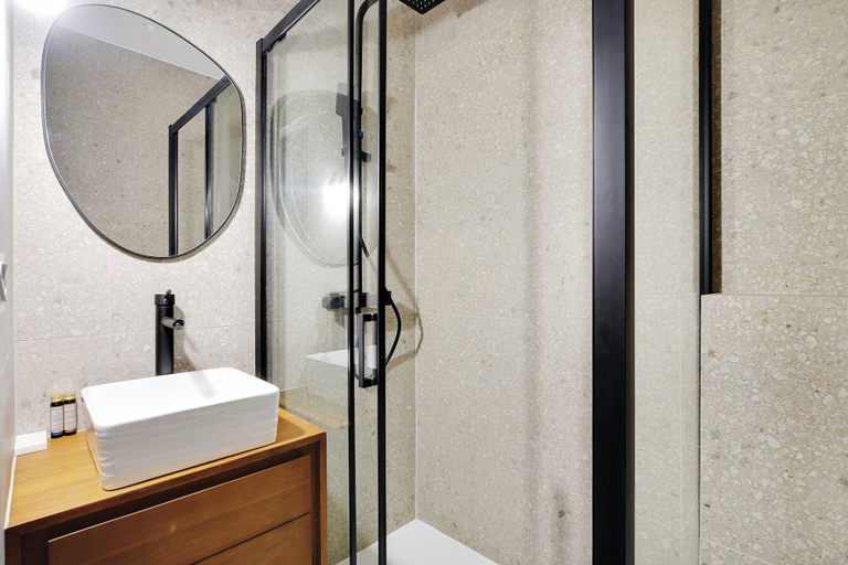 Bathroom 4, Elegant in Neuilly-sur-seine: A Charming Retreat, Hauts-de-Seine