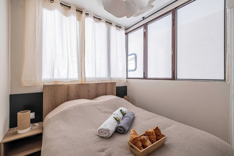 Room 4, Sunny Getaway With Balcony and A/C in Antibes, Alpes-Maritimes
