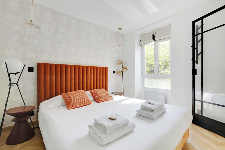 Room 2, Eclectic Apartment - 2br/6p - Pl. Republique, Paris