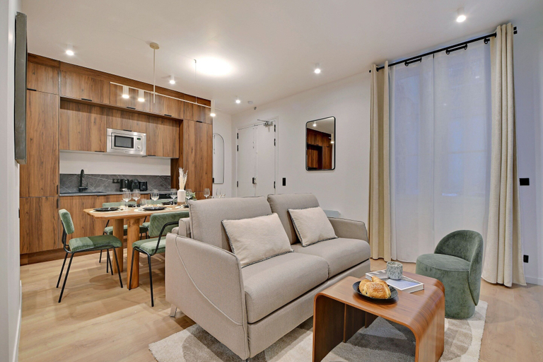 Living area 3, Chic and Spacious Apartment in the Heart of Paris, Paris