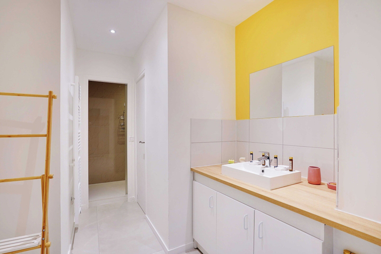 Bathroom, Magnificent Apartment - 2bd/6p - Belleville, Paris