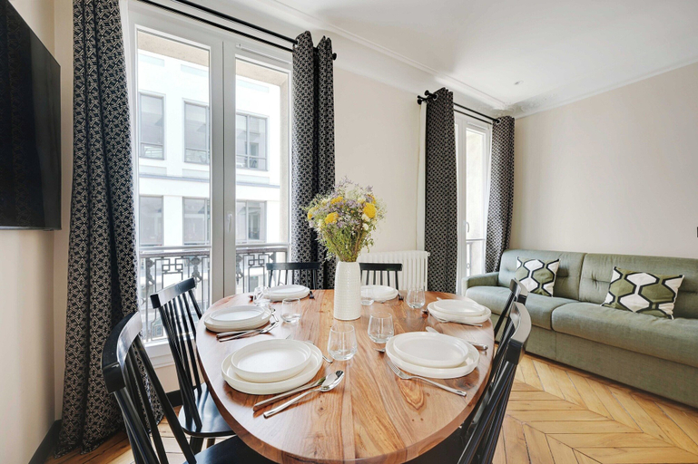 Dining 3, Charming apt - 2br/6p - Ternes/ Arc de Triomphe, Paris