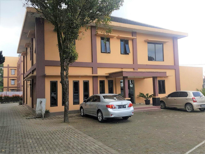 Exterior & Views