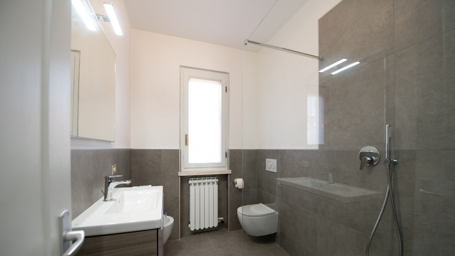 Bathroom 3, Casa del Geco, Brescia