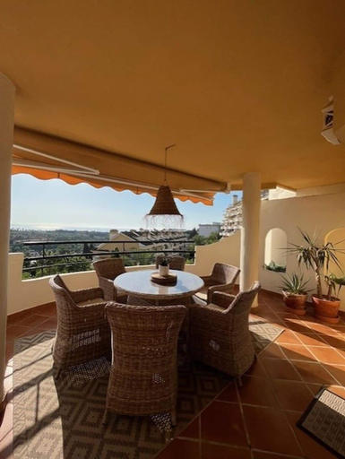 Outdoor dining 3, 2-bed Sea View Apt, 10 Mins From Puerto Banus, Málaga