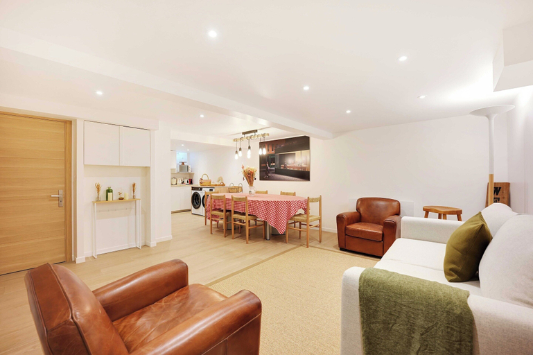 Living area 2, Exceptional Flat - 3bd/8p - Trocadero, Paris