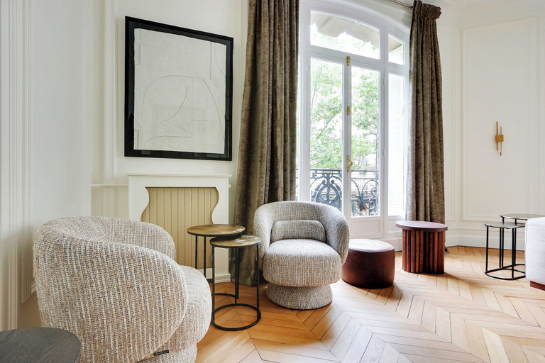 Living area 3, Spacious Apartment - 2br/4p - Arc de Triomphe, Paris
