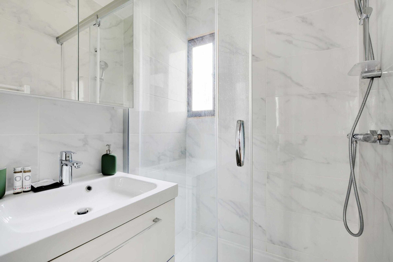 Bathroom, Amazing Apartment 1br/4p - Le Bon Marche, Paris