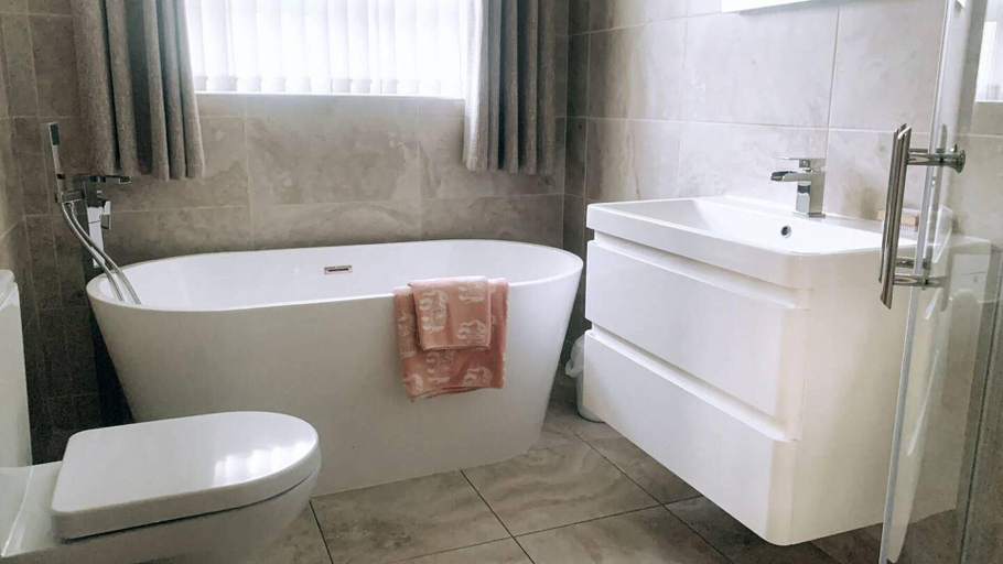 Bathroom 5, Overlooking Carlingford Lough Modern and Spacious!