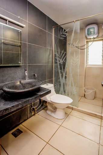Bathroom 2, Stayz Inn De-luxe near US Consulate, Chennai
