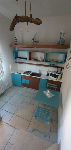 Others 5, Case del sole, Bari
