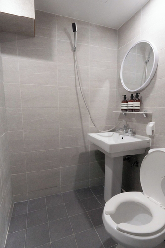 Bathroom 5, PixelStay MyeongDong, Jung