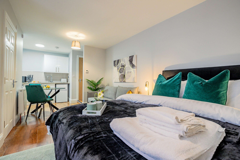 Room 4, Host Stay Bridge Street Studio Apartment, Worcestershire