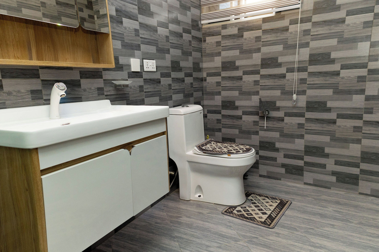 Bathroom 3, Firnic Luxurious Private Hotel, Ga East