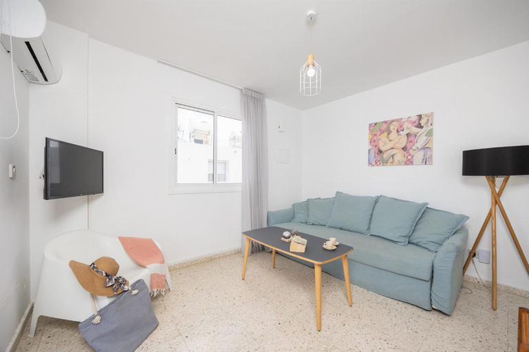 Room 5, GE Harbour Apartment 24