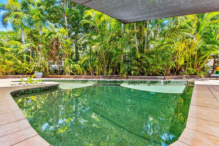 Room 4, Melaleuca Hideaway - Beach Pool Free Parking, Cairns